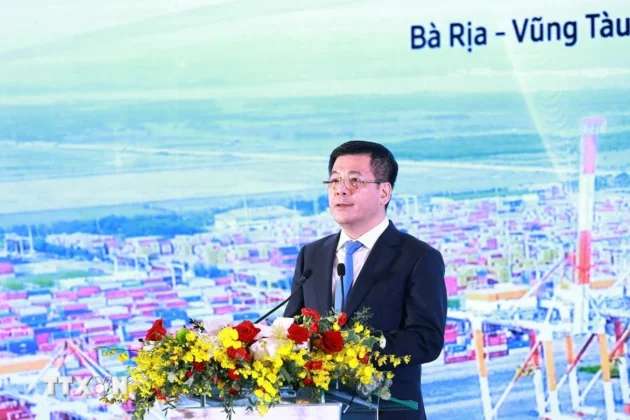 Bộ trưởng Bộ C&ocirc;ng Thương Nguyễn Hồng Di&ecirc;n ph&aacute;t biểu khai mạc diễn đ&agrave;n.