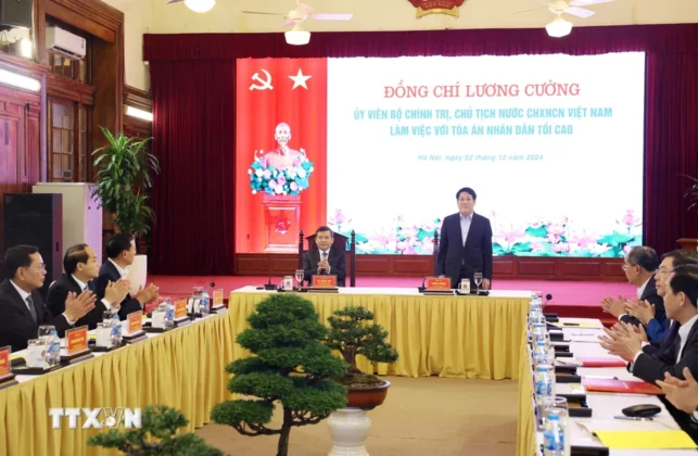 Chủ tịch nước Lương Cường l&agrave;m việc với T&ograve;a &aacute;n Nh&acirc;n d&acirc;n Tối cao.
