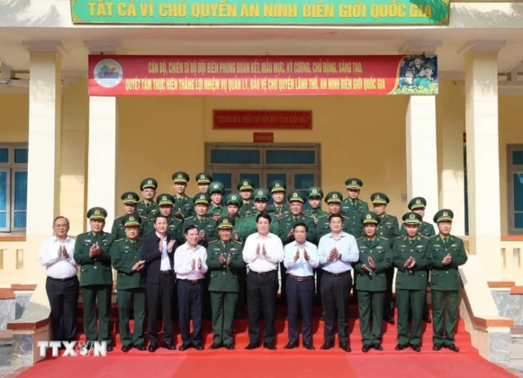 Chủ tịch nước Lương Cường với c&aacute;n bộ, chiến sỹ Đồn Bi&ecirc;n ph&ograve;ng B&aacute;t Mọt, huyện Thường Xu&acirc;n, tỉnh Thanh H&oacute;a.