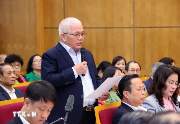Cử tri quận Hai B&agrave; Trưng ph&aacute;t biểu &yacute; kiến.