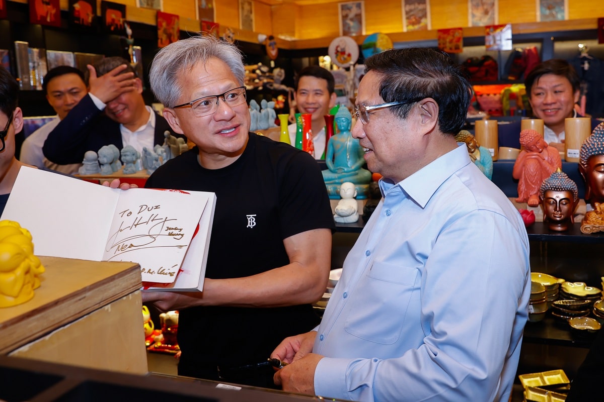 Thủ tướng và ông Jensen Huang thăm cửa hàng bán sách và đồ lưu niệm