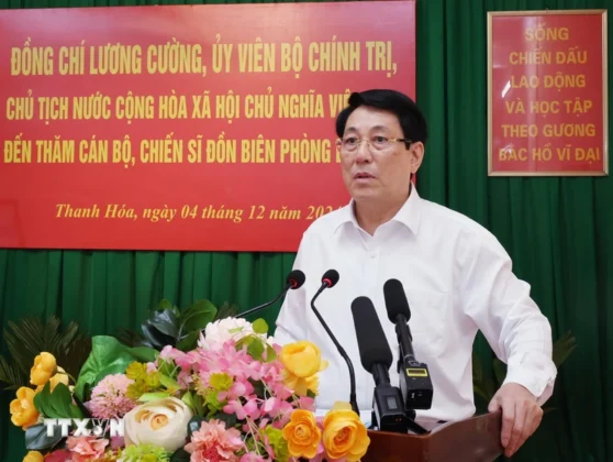 Chủ tịch nước Lương Cường n&oacute;i chuyện với c&aacute;n bộ, chiến sỹ Đồn Bi&ecirc;n ph&ograve;ng B&aacute;t Mọt, huyện Thường Xu&acirc;n, tỉnh Thanh H&oacute;a.