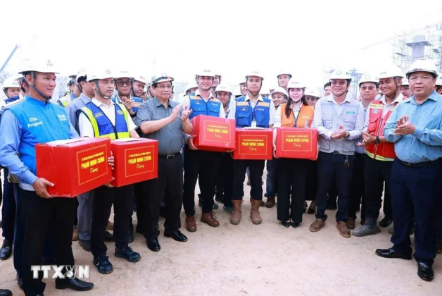 Thủ tướng Phạm Minh Ch&iacute;nh tặng qu&agrave; cho c&aacute;c đơn vị thi c&ocirc;ng Dự &aacute;n Cảng h&agrave;ng kh&ocirc;ng quốc tế Long Th&agrave;nh.