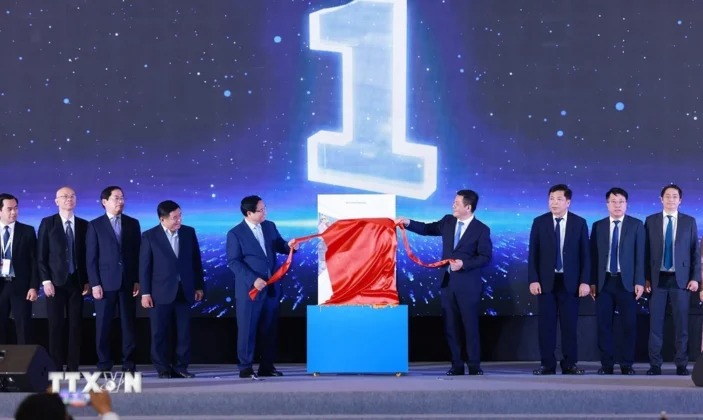 Thủ tướng Phạm Minh Ch&iacute;nh v&agrave; c&aacute;c đại biểu thực hiện nghi thức c&ocirc;ng bố B&aacute;o c&aacute;o Logistics Việt Nam 2024.