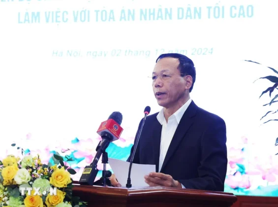 Ph&oacute; Ch&aacute;nh &aacute;n Thường trực T&ograve;a &aacute;n Nh&acirc;n d&acirc;n Tối cao Nguyễn Tr&iacute; Tuệ tr&igrave;nh b&agrave;y b&aacute;o c&aacute;o.