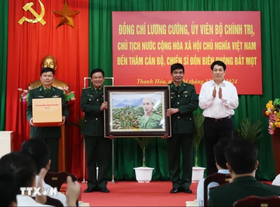 Chủ tịch nước Lương Cường tặng qu&agrave; Đồn Bi&ecirc;n ph&ograve;ng B&aacute;t Mọt, huyện Thường Xu&acirc;n, tỉnh Thanh H&oacute;a.