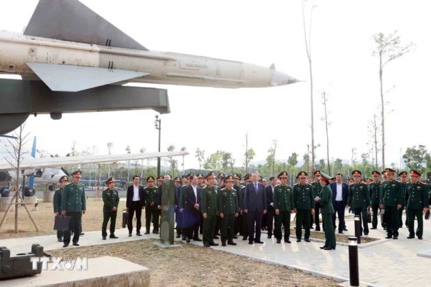 Tổng B&iacute; thư T&ocirc; L&acirc;m, B&iacute; thư Qu&acirc;n ủy Trung ương thăm v&agrave; l&agrave;m việc tại Bảo t&agrave;ng Lịch sử Qu&acirc;n sự Việt Nam.