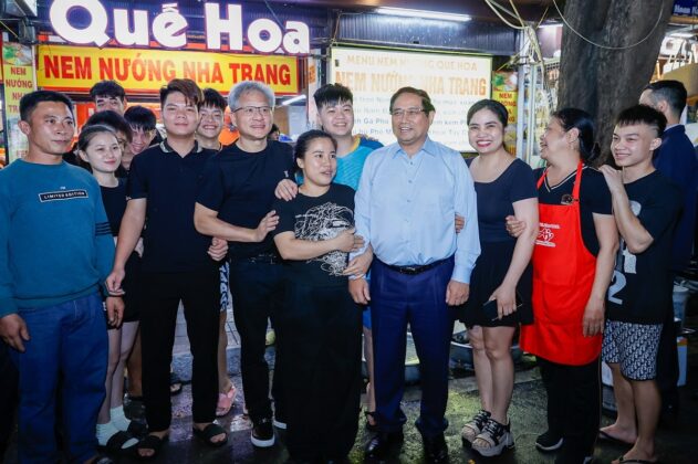 Thủ tướng v&agrave; &ocirc;ng Jensen Huang chụp ảnh c&ugrave;ng du kh&aacute;ch nước ngo&agrave;i trong khu phố cổ - Ảnh: VGP/Nhật Bắc