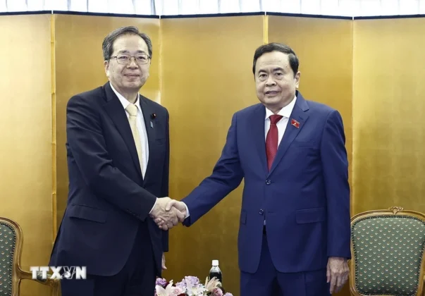 Chủ tịch Quốc hội Trần Thanh Mẫn tiếp Chủ tịch Đảng C&ocirc;ng minh Nhật Bản Saito Tetsuo.