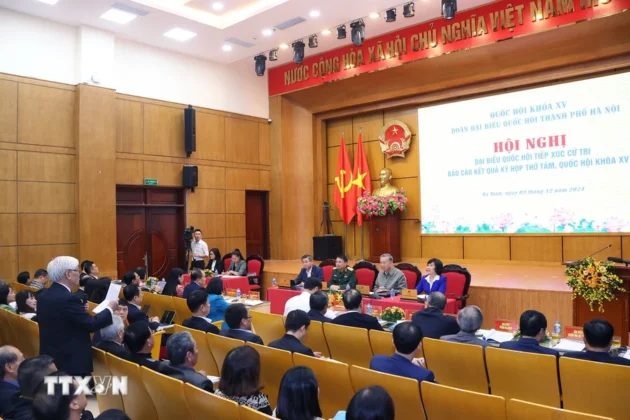 Quang cảnh buổi tiếp x&uacute;c cử tri của Tổng B&iacute; thư T&ocirc; L&acirc;m với c&aacute;c quận Ba Đ&igrave;nh, Đống Đa, Hai B&agrave; Trưng.