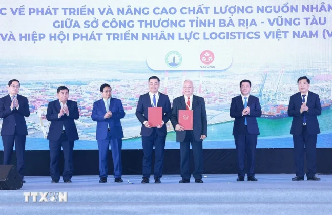 Thủ tướng Phạm Minh Ch&iacute;nh chứng kiến trao Bản ghi nhớ hợp t&aacute;c giữa Sở C&ocirc;ng Thương tỉnh B&agrave; Rịa-Vũng T&agrave;u v&agrave; Hiệp hội Ph&aacute;t triển nh&acirc;n lực Logistics Việt Nam.