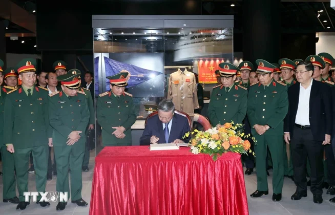 Tổng B&iacute; thư T&ocirc; L&acirc;m, B&iacute; thư Qu&acirc;n ủy Trung ương thăm v&agrave; l&agrave;m việc tại Bảo t&agrave;ng Lịch sử Qu&acirc;n sự Việt Nam.