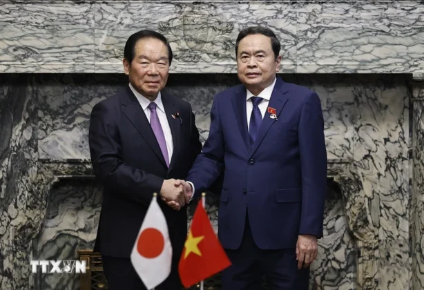 Chủ tịch Quốc hội Trần Thanh Mẫn v&agrave; Chủ tịch Hạ viện Nhật Bản Nukaga Fukushiro chụp ảnh chung.