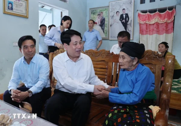 Chủ tịch nước Lương Cường thăm hỏi Mẹ Việt Nam anh h&ugrave;ng Lang Thị Phong, 102 tuổi, ở th&ocirc;n Trung Th&agrave;nh, x&atilde; Lương Sơn, huyện Thường Xu&acirc;n.