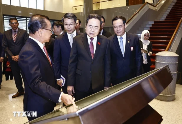 Chủ tịch Quốc hội Trần Thanh Mẫn v&agrave; Chủ tịch Quốc hội Seah Kian Peng thăm Trụ sở Quốc hội Singapore.