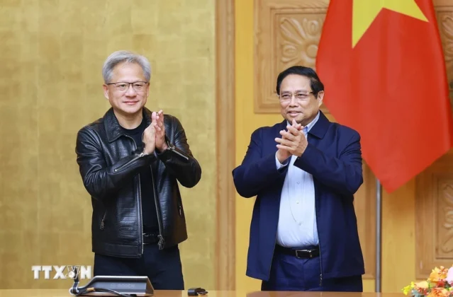 Thủ tướng Phạm Minh Ch&iacute;nh v&agrave; nh&agrave; s&aacute;ng lập ki&ecirc;m Gi&aacute;m đốc điều h&agrave;nh Tập đo&agrave;n NVIDIA, &ocirc;ng Jensen Huang.