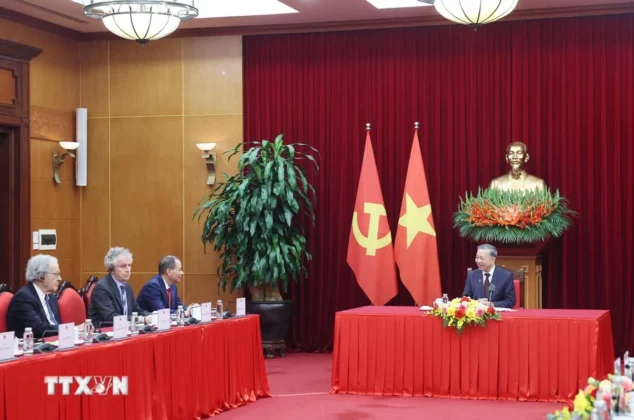 Tổng B&iacute; thư T&ocirc; L&acirc;m tiếp Nh&oacute;m c&aacute;c chuy&ecirc;n gia, nh&agrave; khoa học tham dự Lễ trao giải VinFuture.