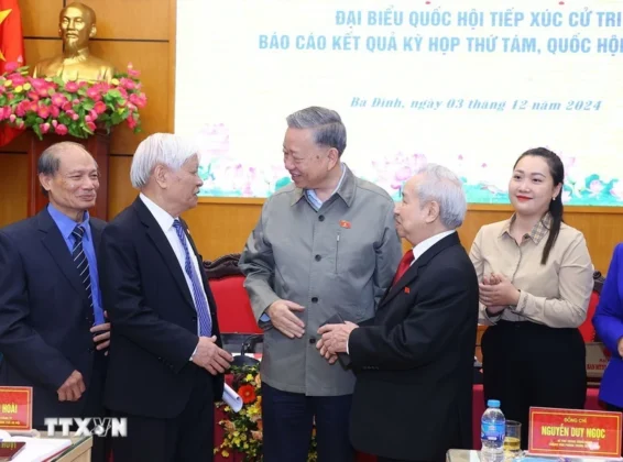 Tổng B&iacute; thư T&ocirc; L&acirc;m với c&aacute;c cử tri.
