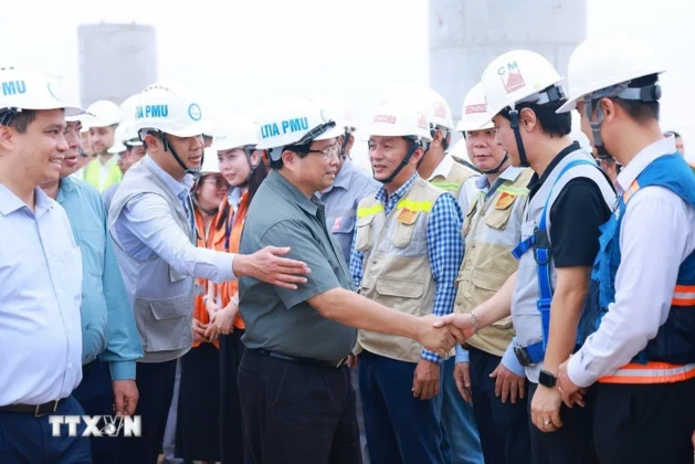 Thủ tướng Phạm Minh Ch&iacute;nh thăm, động vi&ecirc;n c&aacute;c đơn vị thi c&ocirc;ng Dự &aacute;n Cảng h&agrave;ng kh&ocirc;ng quốc tế Long Th&agrave;nh.