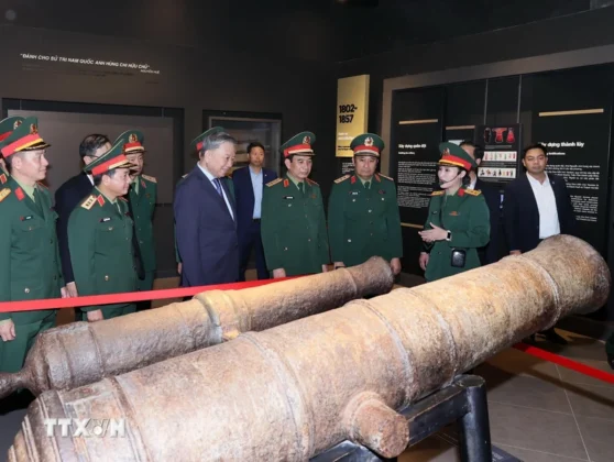 Tổng B&iacute; thư T&ocirc; L&acirc;m, B&iacute; thư Qu&acirc;n ủy Trung ương thăm Bảo t&agrave;ng Lịch sử Qu&acirc;n sự Việt Nam.