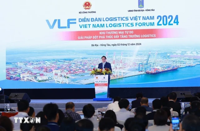 Thủ tướng Phạm Minh Ch&iacute;nh ph&aacute;t biểu tại Diễn đ&agrave;n Logistics Việt Nam năm 2024.