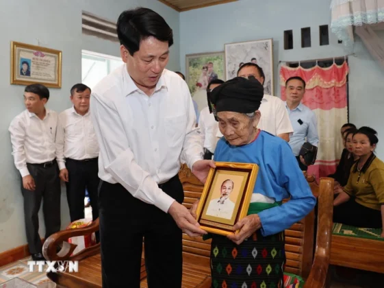Chủ tịch nước Lương Cường tặng qu&agrave; Mẹ Việt Nam anh h&ugrave;ng Lang Thị Phong, 102 tuổi, ở th&ocirc;n Trung Th&agrave;nh, x&atilde; Lương Sơn, huyện Thường Xu&acirc;n.