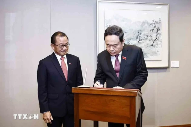 Chủ tịch Quốc hội Trần Thanh Mẫn k&yacute; sổ lưu b&uacute;t.