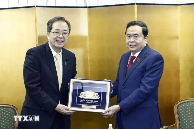 Chủ tịch Quốc hội Trần Thanh Mẫn tặng qu&agrave; lưu niệm Chủ tịch Đảng C&ocirc;ng minh Saito Tetsuo.