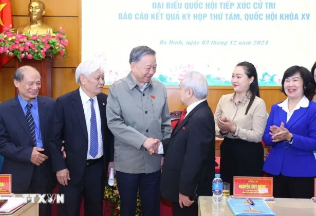 Tổng B&iacute; thư T&ocirc; L&acirc;m với c&aacute;c cử tri.