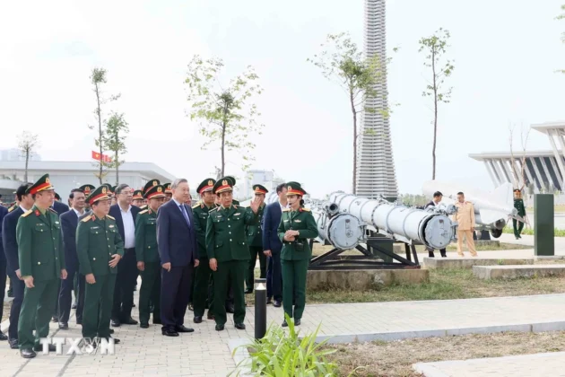Tổng B&iacute; thư T&ocirc; L&acirc;m, B&iacute; thư Qu&acirc;n ủy Trung ương thăm Bảo t&agrave;ng Lịch sử Qu&acirc;n sự Việt Nam.