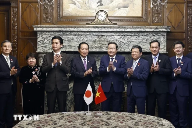Chủ tịch Quốc hội Trần Thanh Mẫn v&agrave; Chủ tịch Hạ viện Nhật Bản Nukaga Fukushiro với đại biểu.