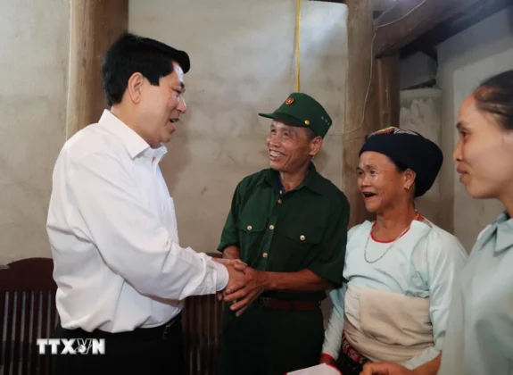 Chủ tịch nước Lương Cường thăm hỏi gia đ&igrave;nh &ocirc;ng Lang Văn Sung, thương binh 1/4, th&ocirc;n Khẹo, x&atilde; B&aacute;t Mọt, huyện Thường Xu&acirc;n.
