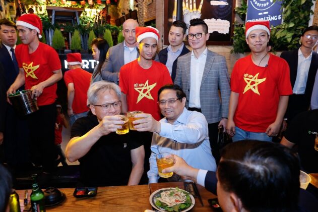 hủ tướng mời &ocirc;ng Jensen Huang c&ugrave;ng đo&agrave;n l&atilde;nh đạo cấp cao của Tập đo&agrave;n NVIDIA thưởng thức bia Tr&uacute;c Bạch tại phố Tạ Hiện - Ảnh: VGP/Nhật Bắc