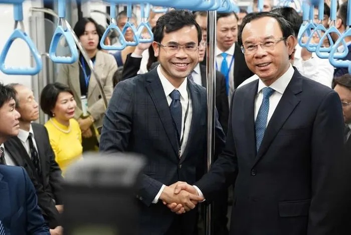 Ông Nguyễn Văn Nên, Ủy viên Bộ Chính trị, Bí thư Thành ủy Thành phố Hồ Chí Minh cùng đại diện Vikki tham dự sự kiện khai trương Tuyến Metro số 1 Bến Thành-Suối Tiên sáng 22/12.