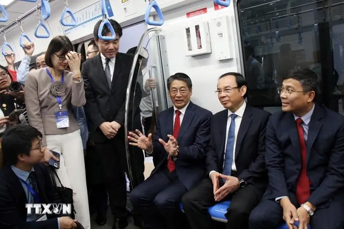 Bí thư Thành ủy Thành phố Hồ Chí Minh Nguyễn Văn Nên cùng các đại biểu trên tàu metro số 1. (Ảnh: Tiến Lực/TTXVN).