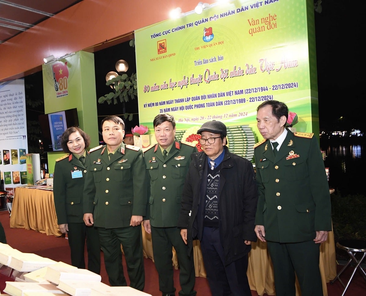 Các nhà văn QĐ tại Triển lãm sách 80 năm văn học Quân đội 2024