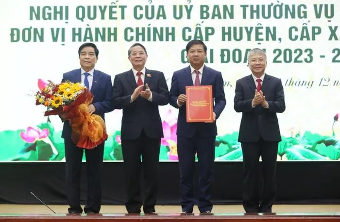 Phó Chủ tịch Quốc hội trao nghị quyết và tặng hoa chúc mừng cho lãnh đạo tỉnh Quảng Nam