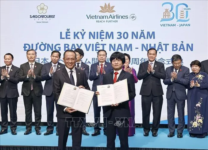Chủ tịch Quốc hội Trần Thanh Mẫn và Phu nhân chứng kiến doanh nghiệp Việt Nam – Nhật Bản trao đổi biên bản hợp tác. 