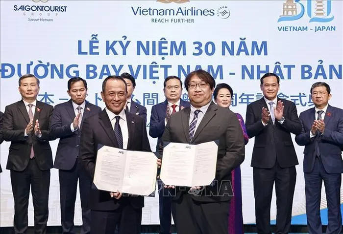 Chủ tịch Quốc hội Trần Thanh Mẫn và Phu nhân chứng kiến doanh nghiệp Việt Nam - Nhật Bản trao đổi biên bản hợp tác. 