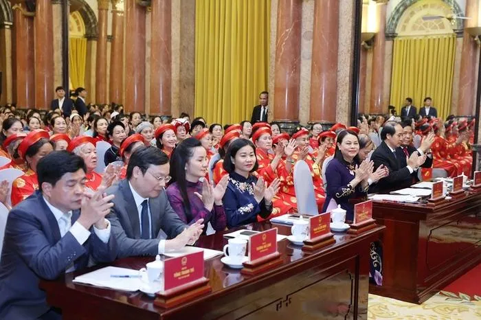 Ủy viên Trung ương Đảng, Chủ tịch Hội LHPN Việt Nam Nguyễn Thị Tuyến (thứ 4 từ trái sang) và các đại biểu tham dự buổi gặp mặt