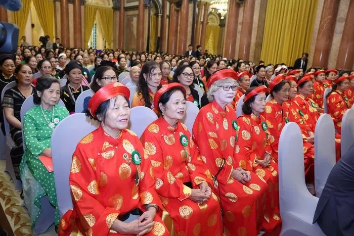 Các đại biểu phụ nữ cao tuổi tiêu biểu tại buổi gặp mặt