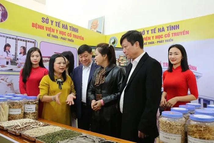 Các đại biểu tham quan gian hàng trưng bày thuốc, dược liệu của Bệnh viện YHCT Hà Tĩnh.