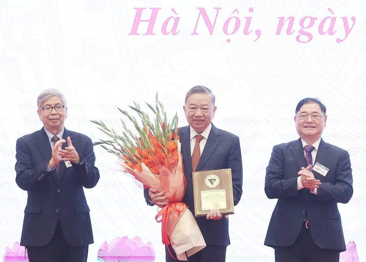 Liên hiệp Hội các Khoa học và Kỹ thuật Việt Nam tặng hoa và biểu trưng cho Giáo sư, Tiến sỹ Tô Lâm, Tổng Bí thư Ban chấp hành Trung ương Đảng Cộng sản Việt Nam.