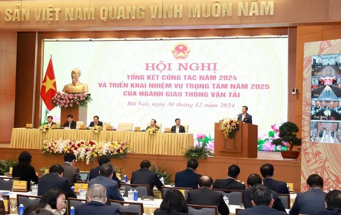 Phó Thủ tướng đề nghị ngành GTVT cần có nhận thức, truyền tải thông điệp "chuyển đổi mạnh mẽ cả về chất lượng, số lượng" trong quá trình hợp nhất, xây dựng bộ máy hiệu lực, hiệu năng, hiệu quả 