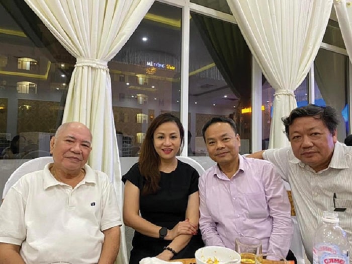 Nhà văn Châu La Việt (thứ nhất, từ trái sang) trong chuyến về thăm quê năm 2023 