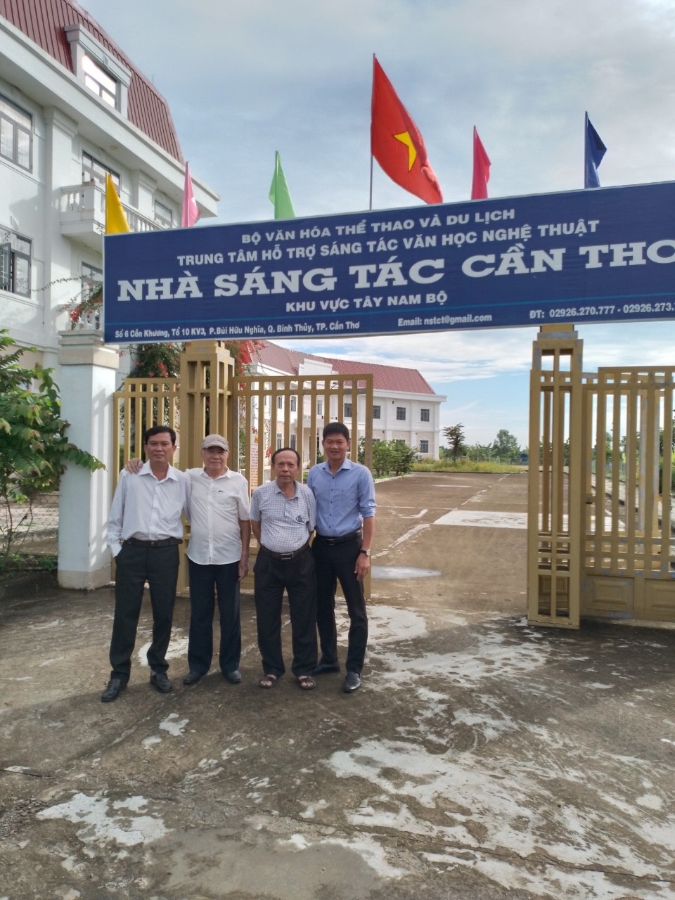 Các nhà văn tham gia Trại sáng tác Văn học về đề tài "Lực lượng vũ trang - Chiến tranh cách mạng" năm 2022.