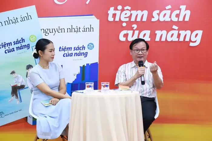 Với Nguyễn Nhật Ánh, lần đầu vào một nhà sách ông thấy nơi đó như một “một đền thờ thiêng liêng, đi thì rón rén, thở thì không dám thở mạnh, rất là thành kính”.