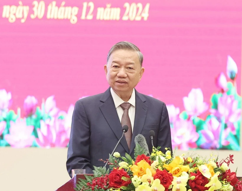 Tổng Bí thư Tô Lâm với các đại biểu văn nghệ sỹ.
