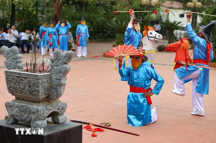 Múa Xuân Phả còn có tên gọi "Ngũ quốc lân bang đồ cống tiến" là tổ hợp của 5 trò diễn mô tả cảnh năm phương đến chầu, trình diễn những tiết mục đặc sắc nhất chúc mừng Hoàng đế nước Việt xưa.