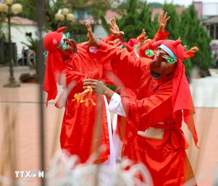 5 trò Xuân Phả, mỗi trò có trang phục mang màu sắc khác nhau.